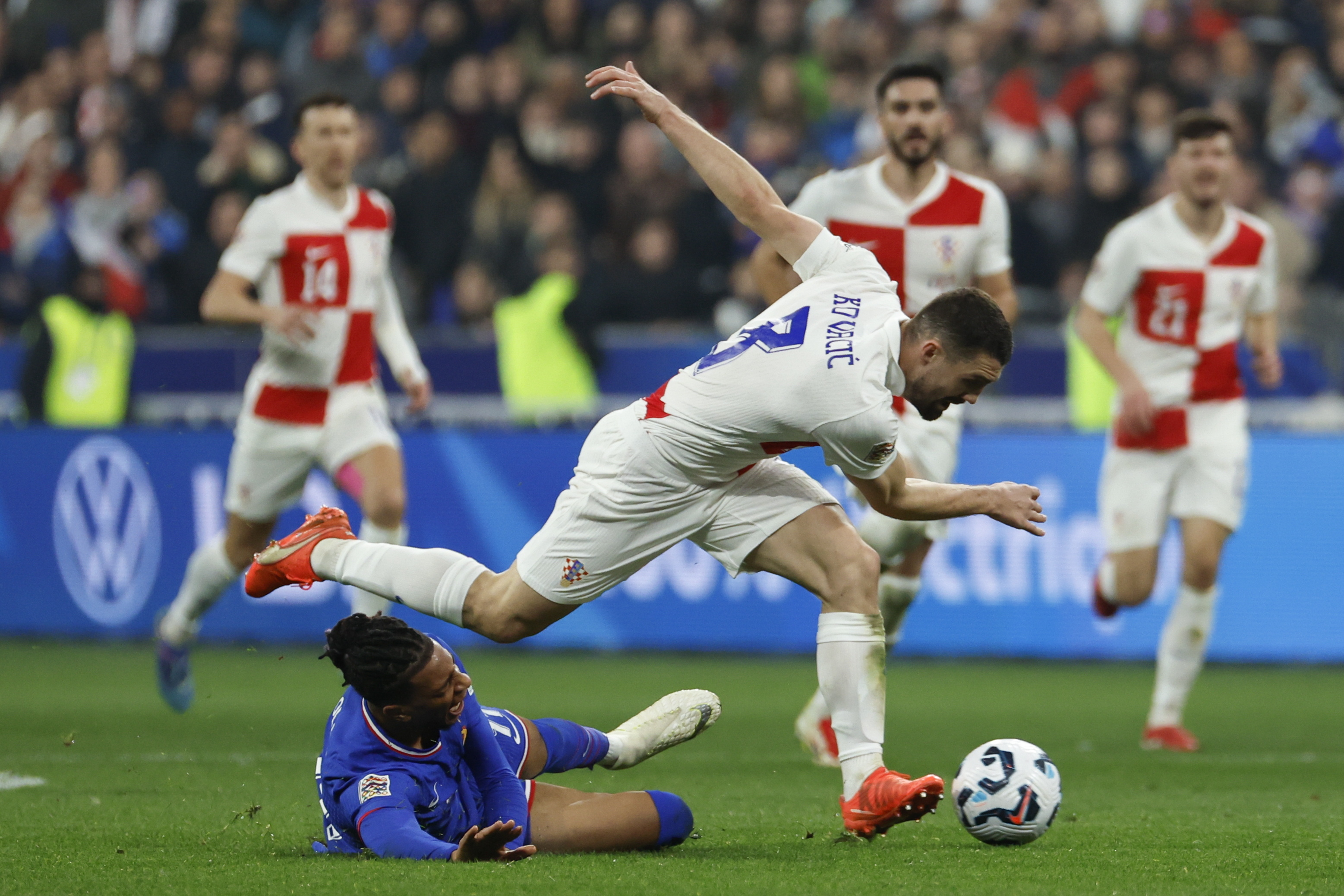 包含欧洲国家足球赛备战期间训练紧张有序的词条 包含欧洲国家足球赛备战期间训练紧张有序的词条