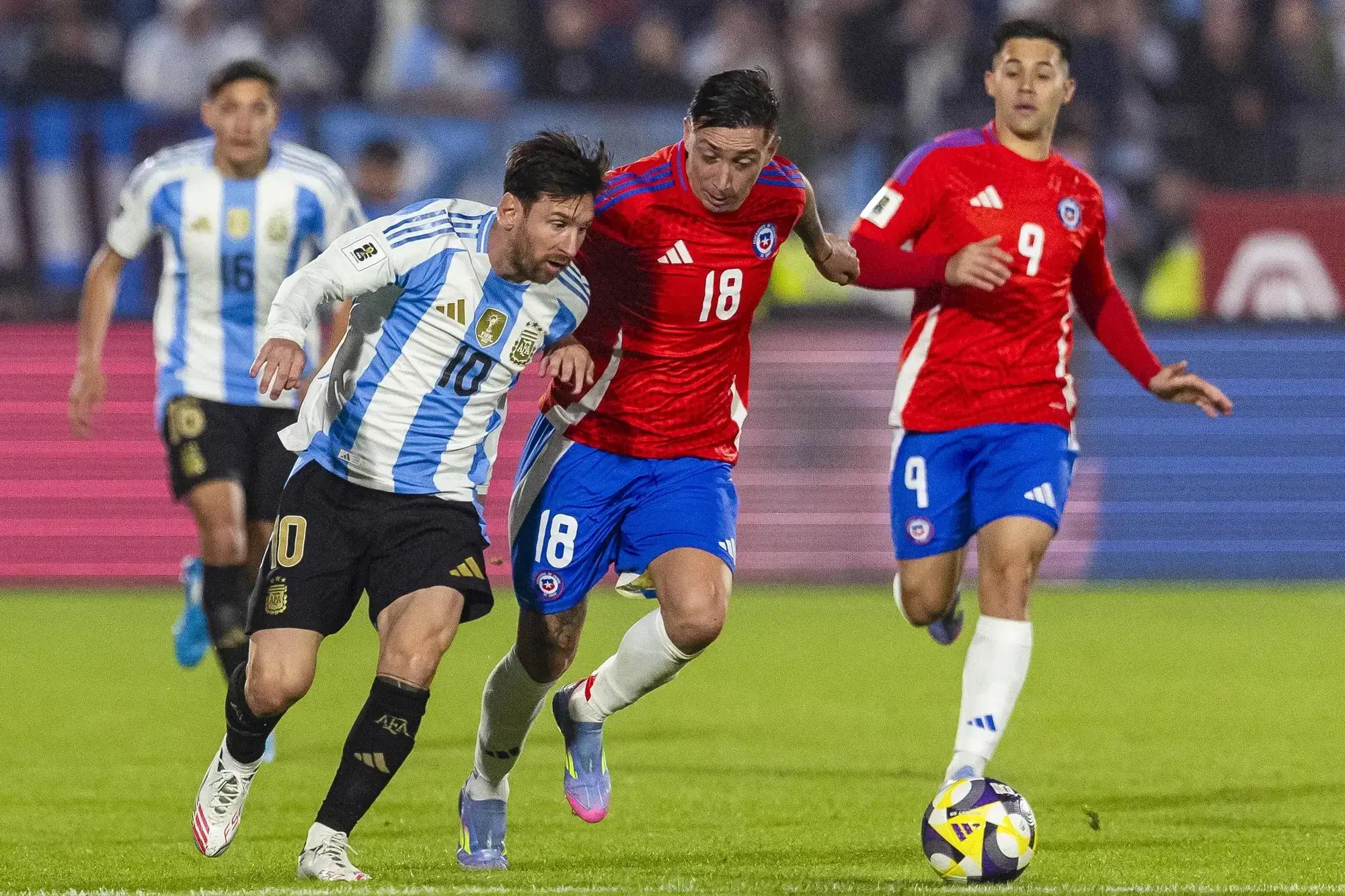 包含南美足球明星在比赛中闪光，阿根廷队晋级四强的词条