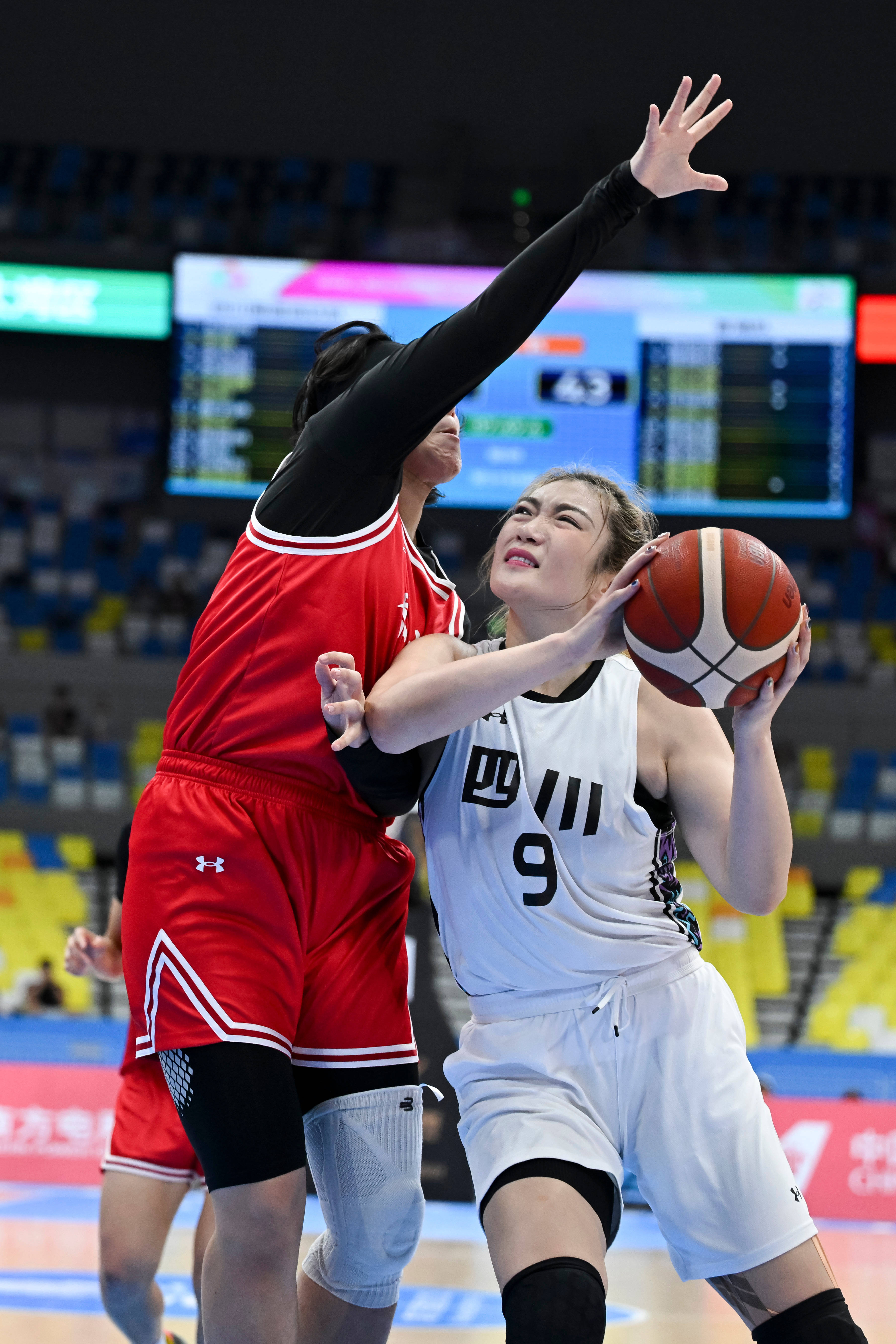 女子篮球联赛球队在最新比赛中杀出重围