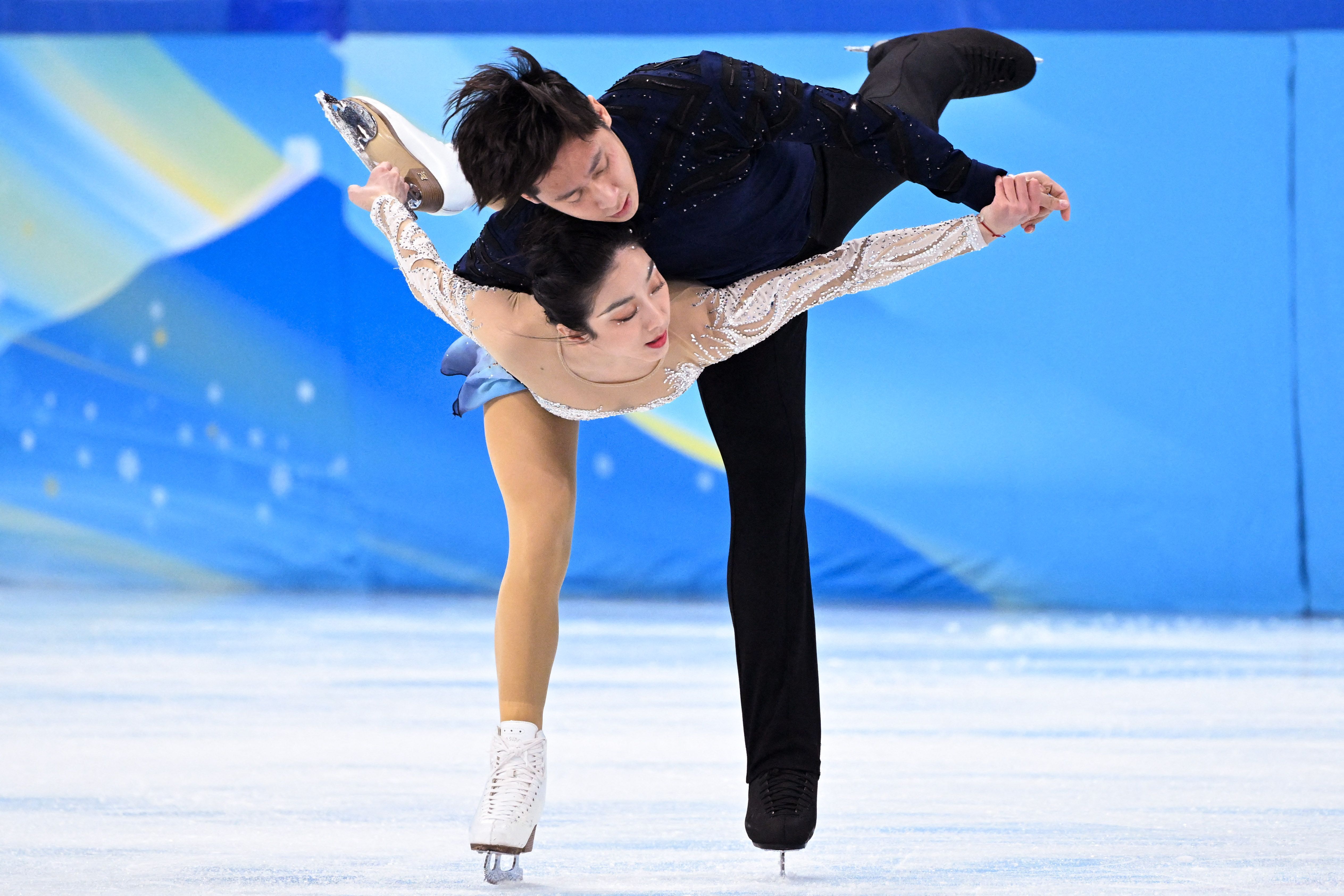 包含双人默契：荷兰花样滑冰选手默契配合获胜的词条